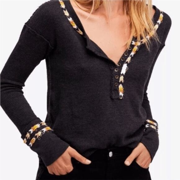 WE THE FREE BLACK EMBROIDERED RAINBOW LONG SLEEVE HENLEY THERMAL XS - Picture 1 of 12